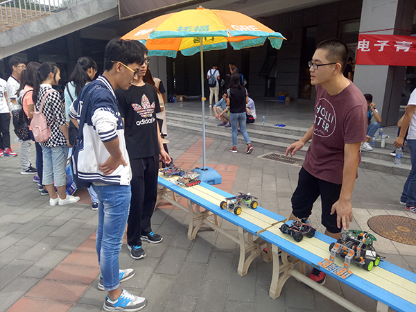 图2:工作人员为同学们讲解.jpg