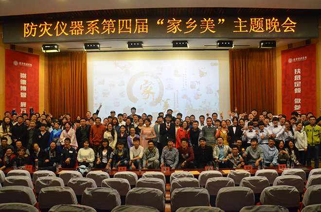 图五:嘉宾老师与工作人员、参赛人员合影留念.JPG
