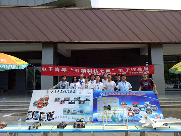 图5:工作人员合影留念.jpg