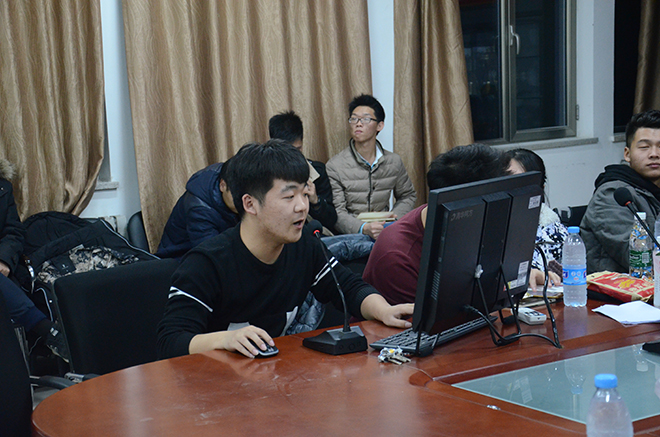 图三:大学生服务队副队长魏云巍进行汇报.JPG